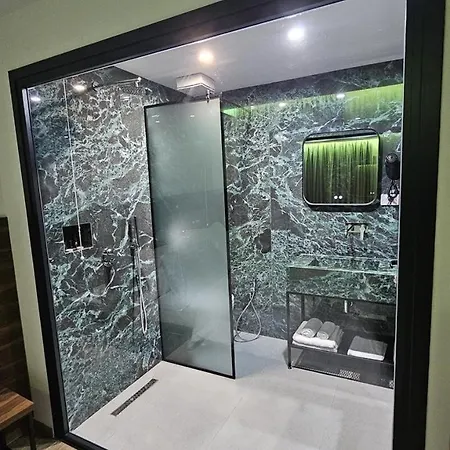 Agron * ティラナ